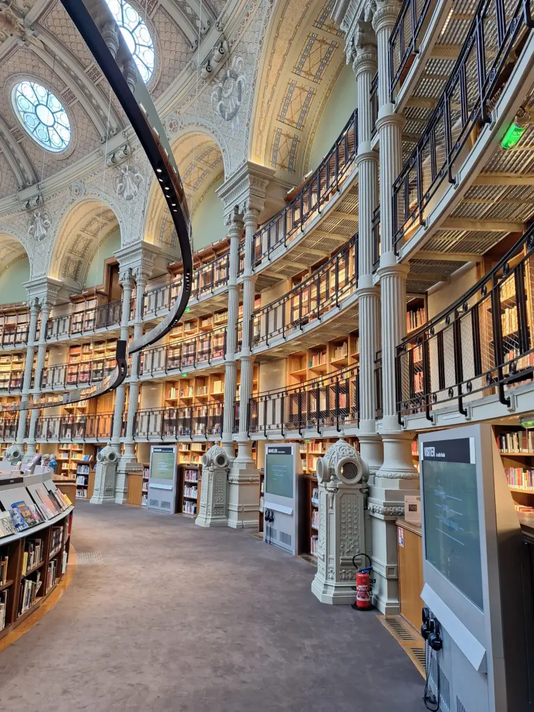 Historischer Lesesaal der Französischen Nationalbibliothek in Paris mit hohen Bücherregalen, Rundbögen und reich verzierten Decken