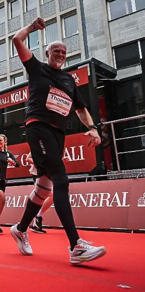 Läufer im Zielbereich des Köln-Marathons 2026 mit erhobener Faust.